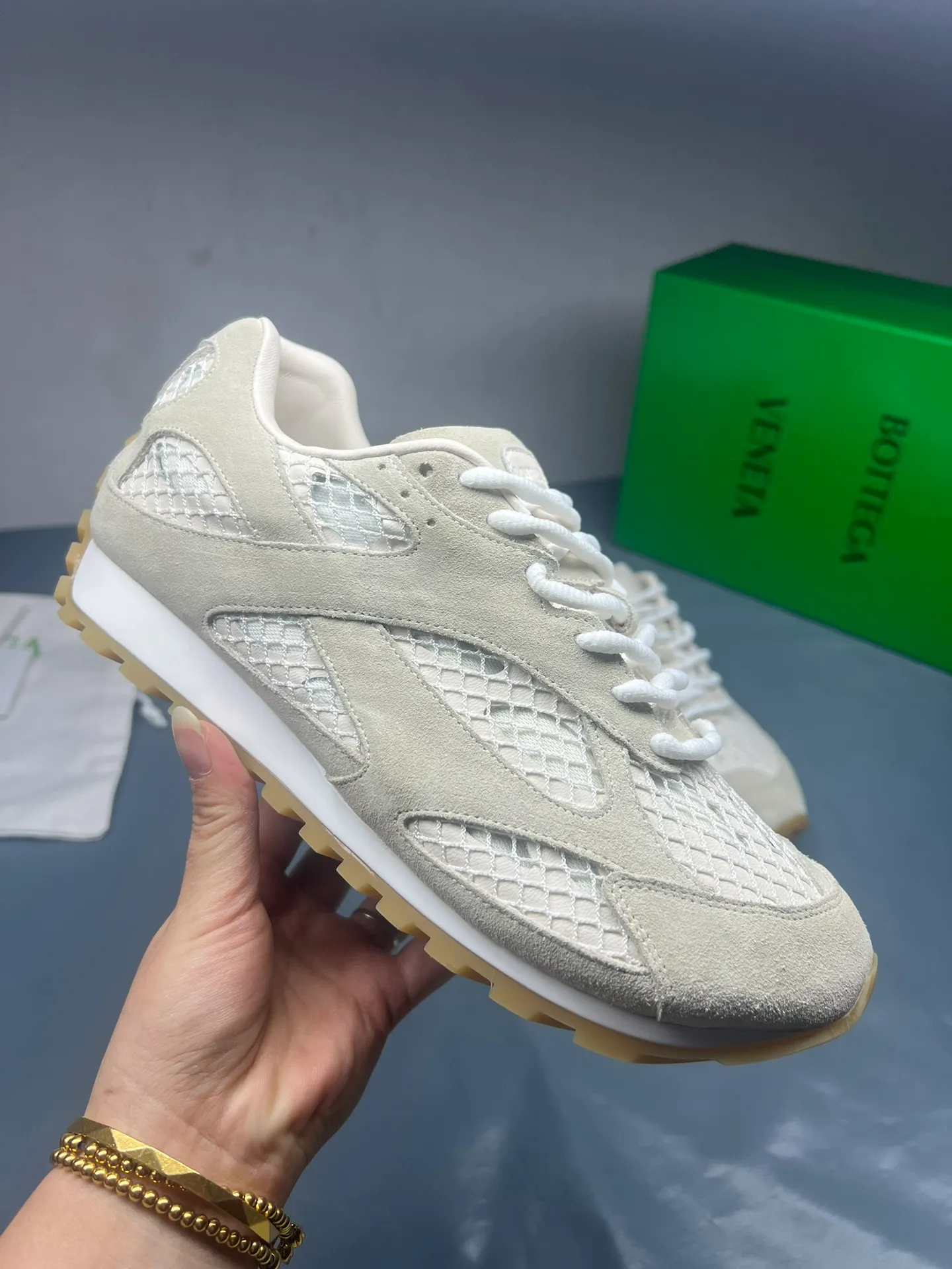 👟👟Ex-factory price 600👟👟 Men's size +10 Real photos 🔥🔥BV Orbit sneakers Wang Yibo's same style couple's dad shoes Runner sneakers, made of lightweight technical mesh fabric. Matched with geometric pattern designed rubber outsole, Wang Zha series high version. Look for the package technology. It is actually a lot taller, but the legs are still slim. Very nice, playable and durable. Matched to the standard💯 Package shoe technology. Look for the high version. The outsole is made of color-blocked TPU outsole. Women's model 35 36 37 38 39 40 41 42 (40 41 42 43 44 45 customized) (Customer logo can be accepted without refund or exchange at a favorable price) Equipped with original packaging